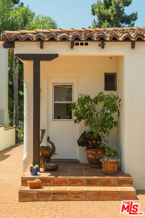 447 9th Street Santa Monica, CA 90402 - Photo 42 of 58 a view of a house with a small yard