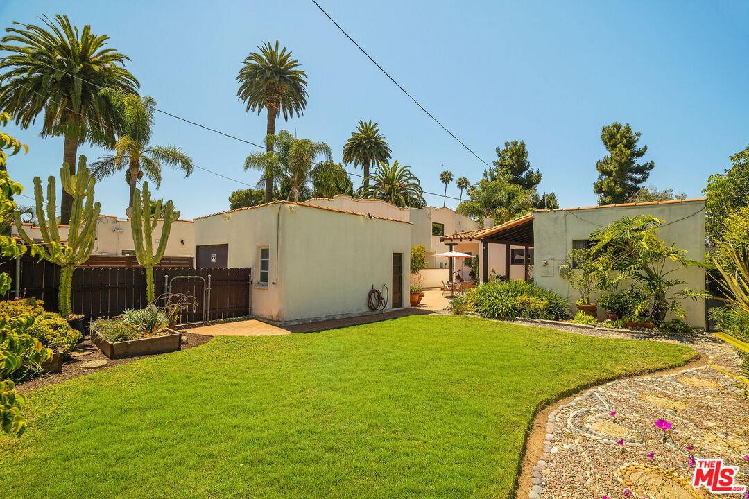 447 9th Street Santa Monica, CA 90402 - Photo 44 of 58 a view of a backyard with a patio