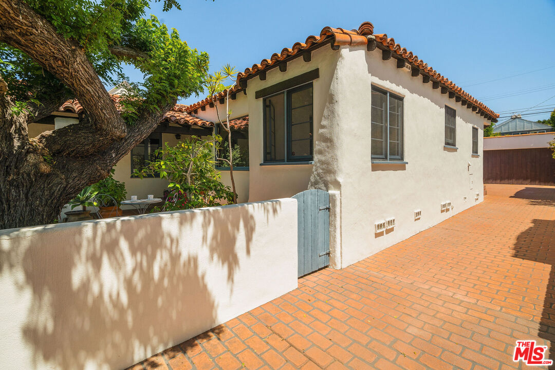 447 9th Street Santa Monica, CA 90402 - Photo 48 of 58 a view of a white house with a large tree