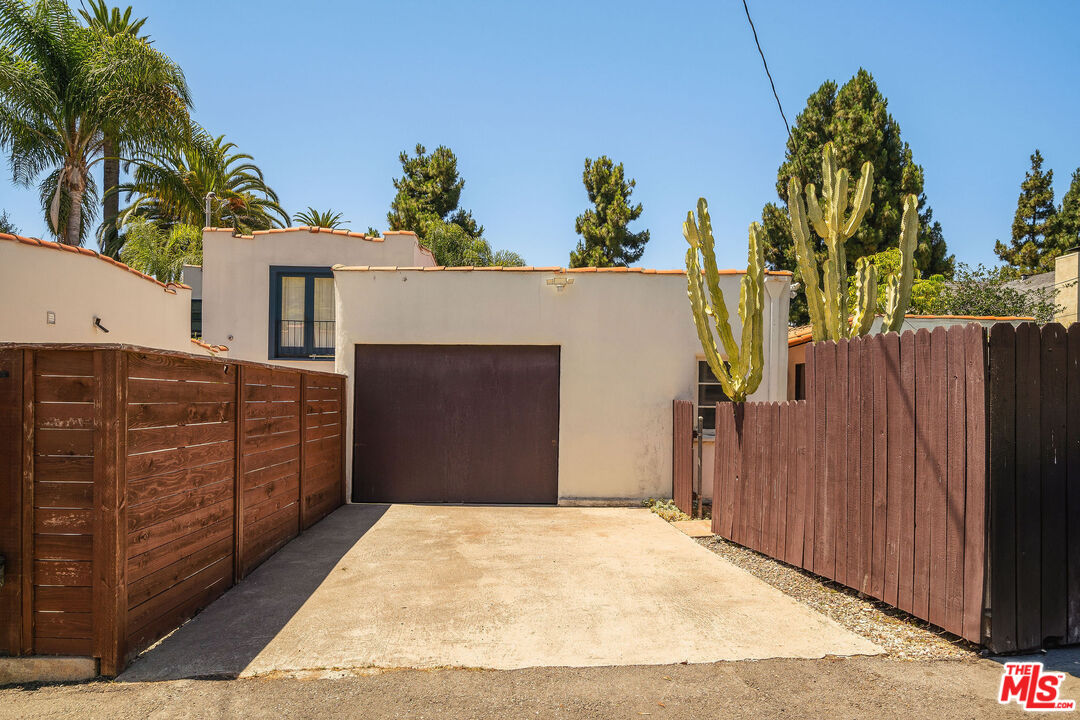 447 9th Street Santa Monica, CA 90402 - Photo 49 of 58 a view of a garage