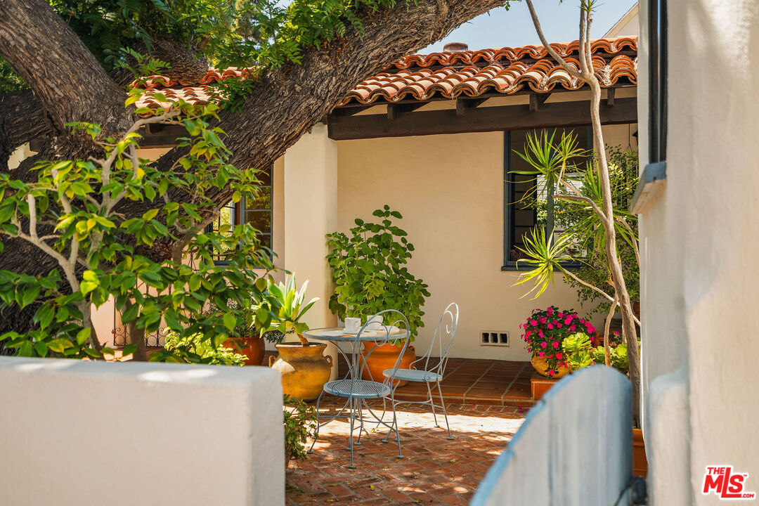 447 9th Street Santa Monica, CA 90402 - Photo 53 of 58 a view of a backyard with plants