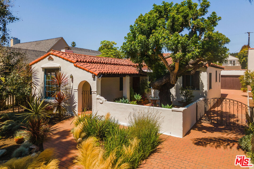 447 9th Street Santa Monica, CA 90402 - Photo 56 of 58 a front view of a house with garden
