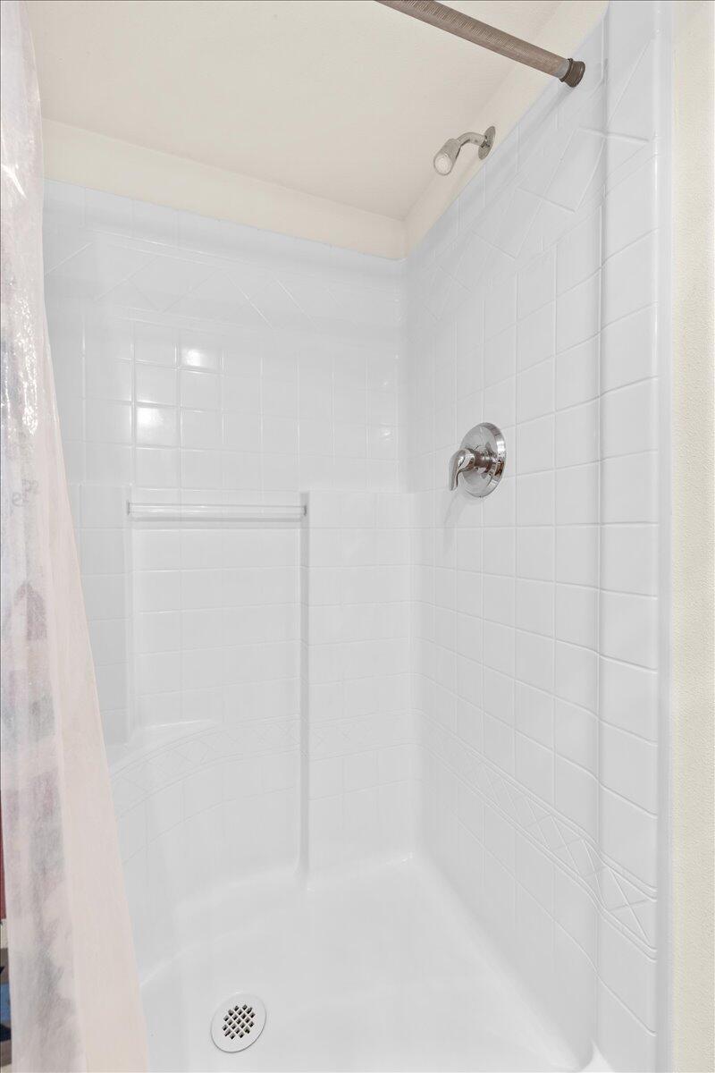 7900 Hyatt Prairie Road, Unit 25 Ashland, OR 97520 - Photo 14 of 20 Shower