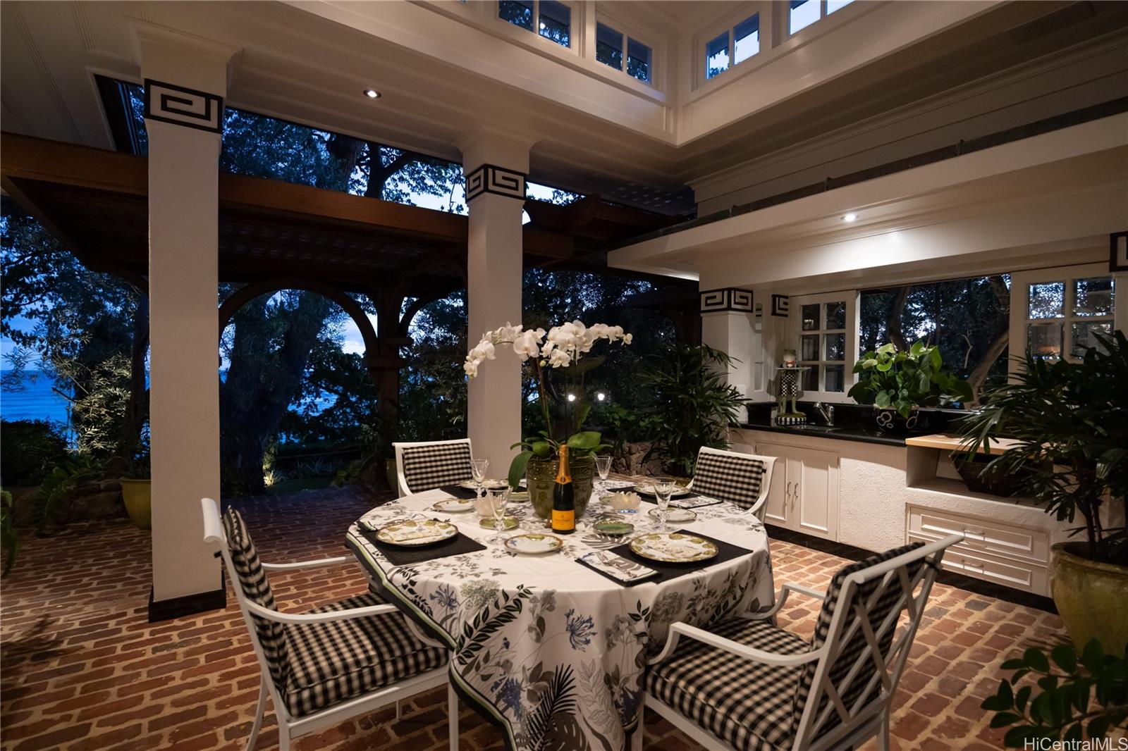 2955 Makalei Place Honolulu, HI 96815 - Photo 23 of 25 a view of an outdoor dining space
