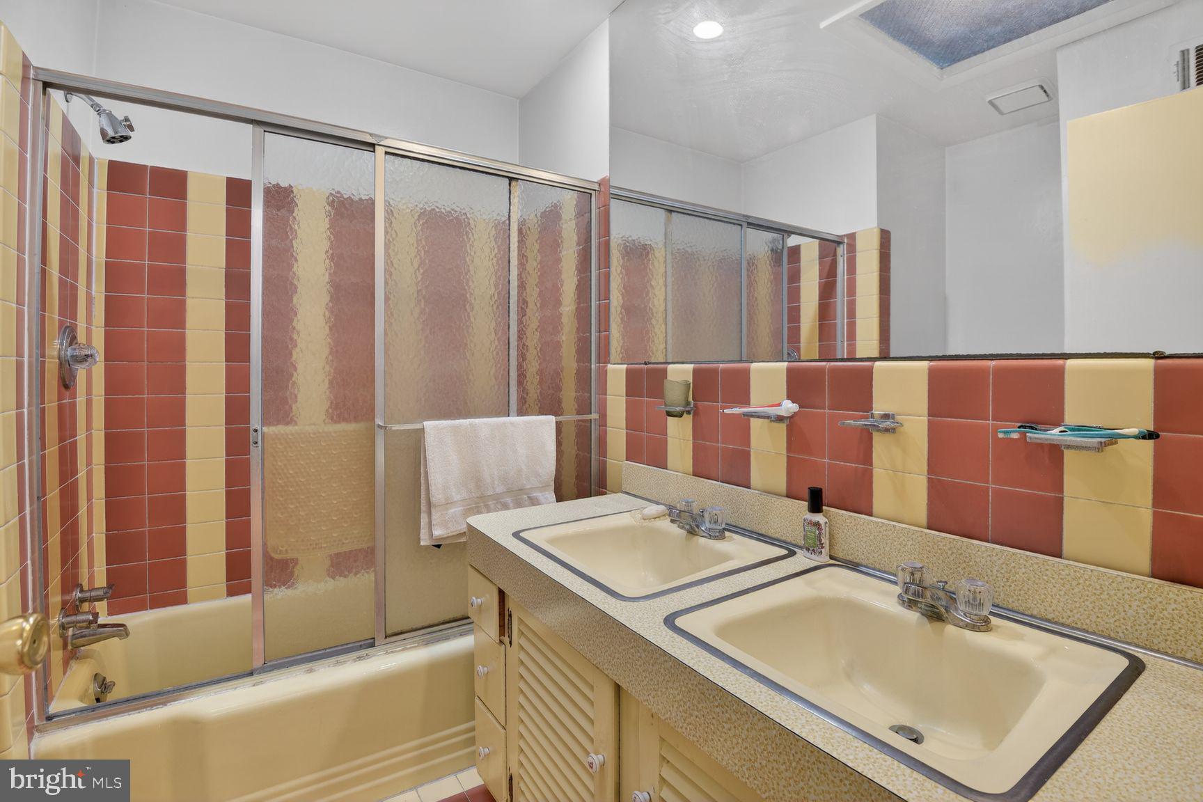 5800 Plainview Road Bethesda, MD 20817 - Photo 13 of 30 a bathroom with a sink and a mirror