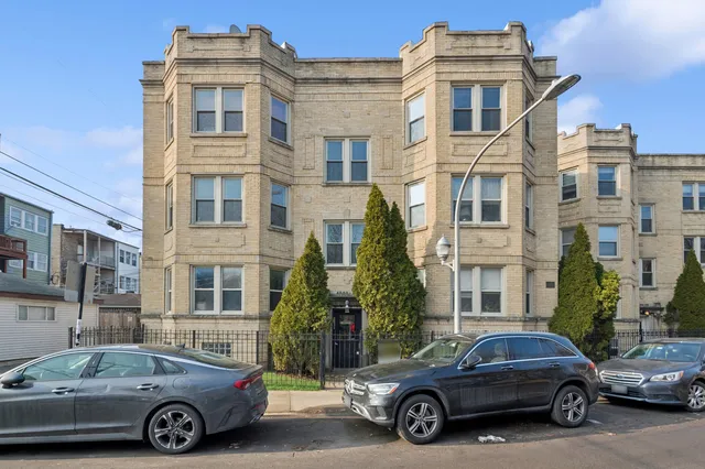 $265,000 | 4852 North Sacramento Avenue, Unit 3, Chicago, IL 60625