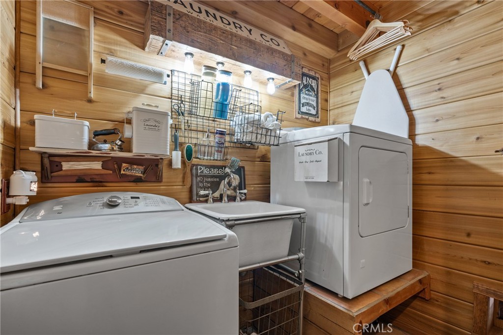 116 Pine Ridge Road Crestline, CA 92325 - Photo 25 of 35 a utility room with dryer and washer