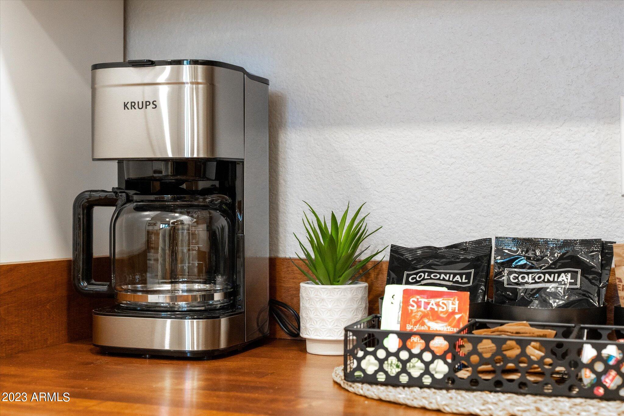 533 West Guadalupe Road, Unit 1024 Mesa, AZ 85210 - Photo 21 of 60 a view of a living room with furniture and a potted plant