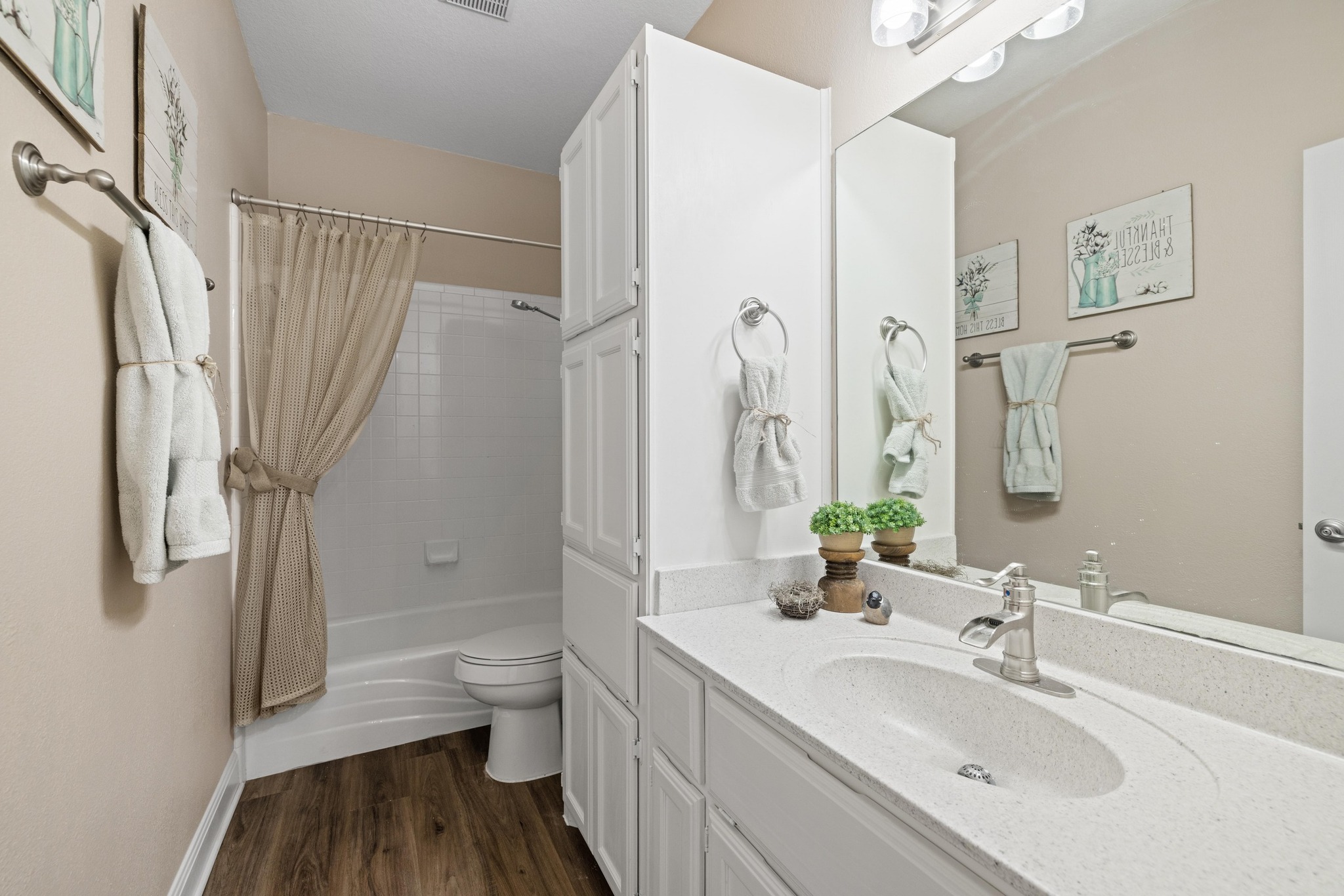 606 Explorer Lakeway, TX 78734 - Photo 18 of 29 Full Bath off Entry is Perfect for Guests!