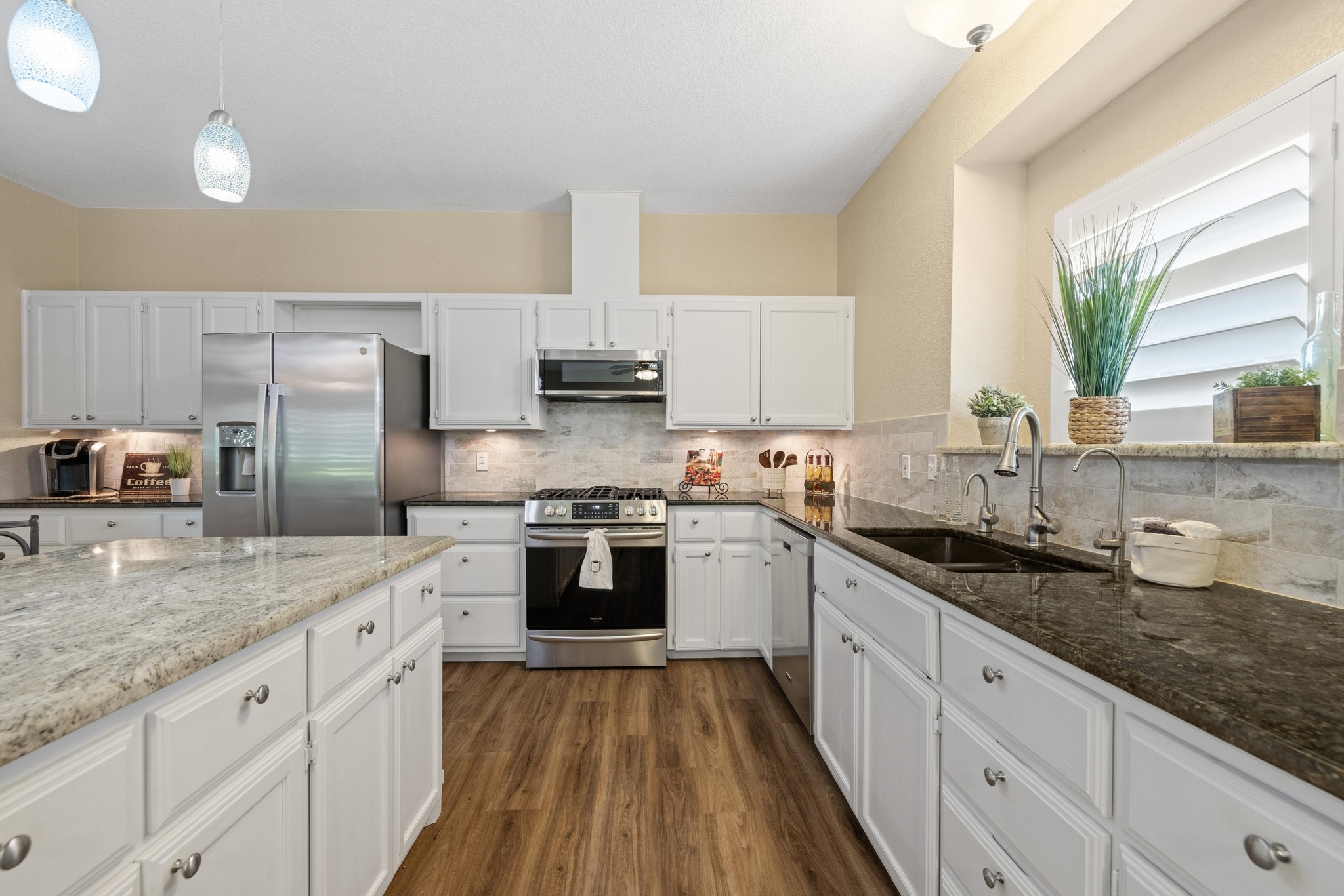 606 Explorer Lakeway, TX 78734 - Photo 8 of 29 Gorgeous Granite! Propane Gas Range-Oven was added by owner! Fridge Conveys!