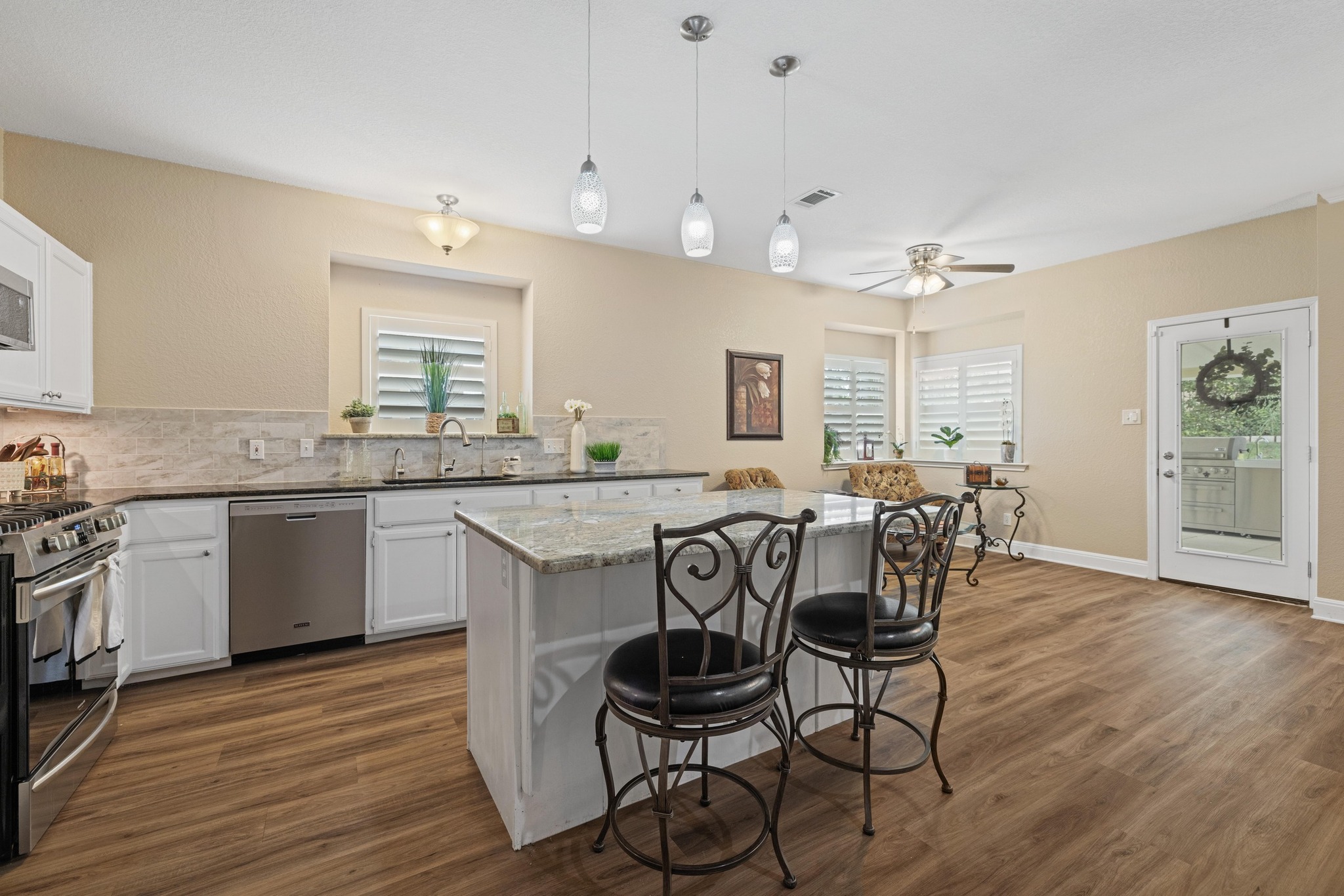 606 Explorer Lakeway, TX 78734 - Photo 9 of 29 Oversized Island - Perfect for Casual Dining! Owner added Reverse Osmosis System!