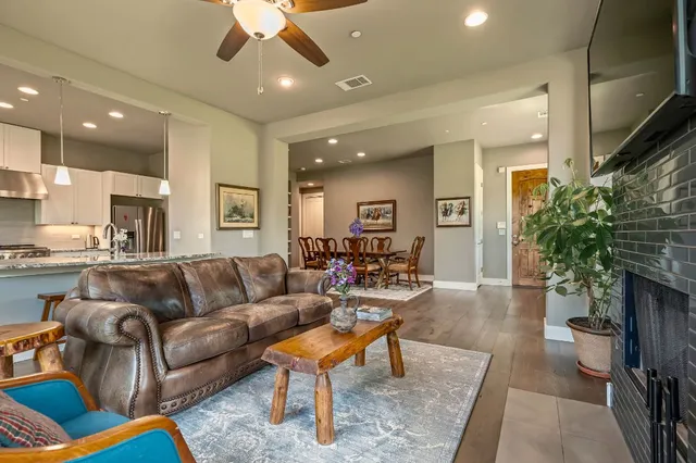 $675,000 | 8200 Southwest Parkway, Unit 306, Austin, TX 78735