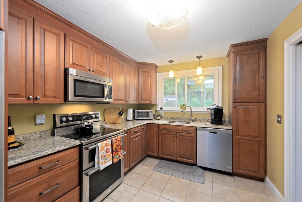 493 Forest Hills Road Springfield, MA 01128 - Photo 11 of 35