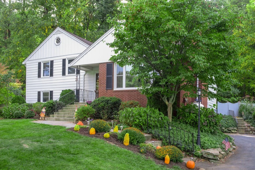 493 Forest Hills Road Springfield, MA 01128 - Photo 3 of 35