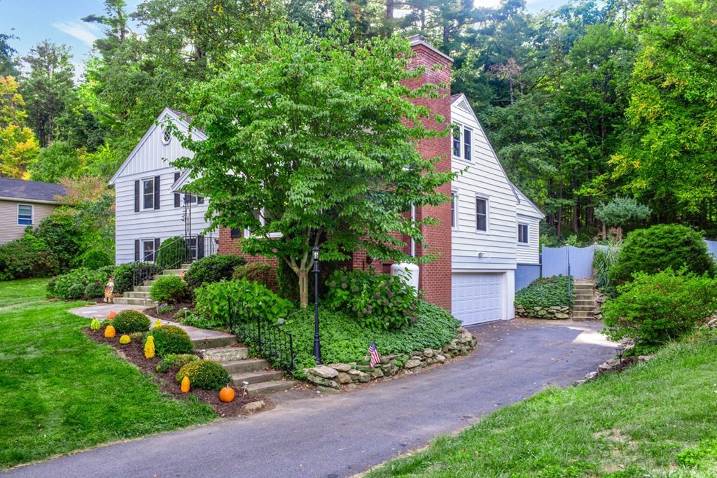 493 Forest Hills Road Springfield, MA 01128 - Photo 4 of 35