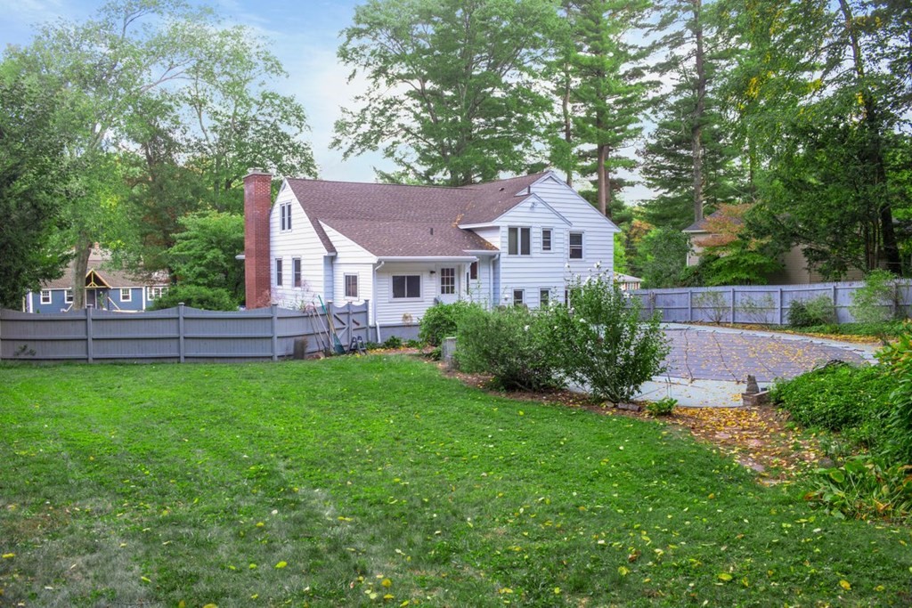 493 Forest Hills Road Springfield, MA 01128 - Photo 5 of 35