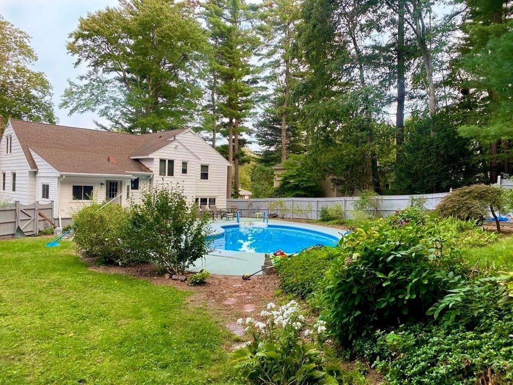 493 Forest Hills Road Springfield, MA 01128 - Photo 6 of 35