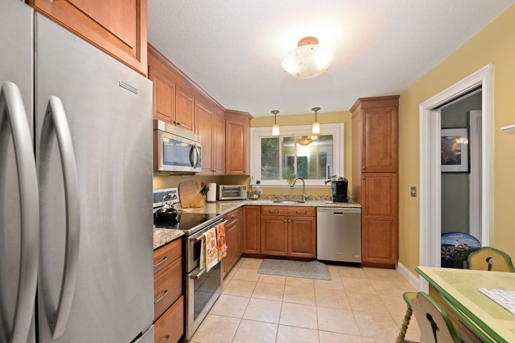 493 Forest Hills Road Springfield, MA 01128 - Photo 10 of 35