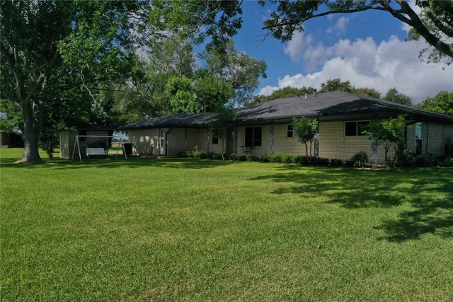 $325,000 | 108 Lakeshore Drive, Wharton, TX 77488