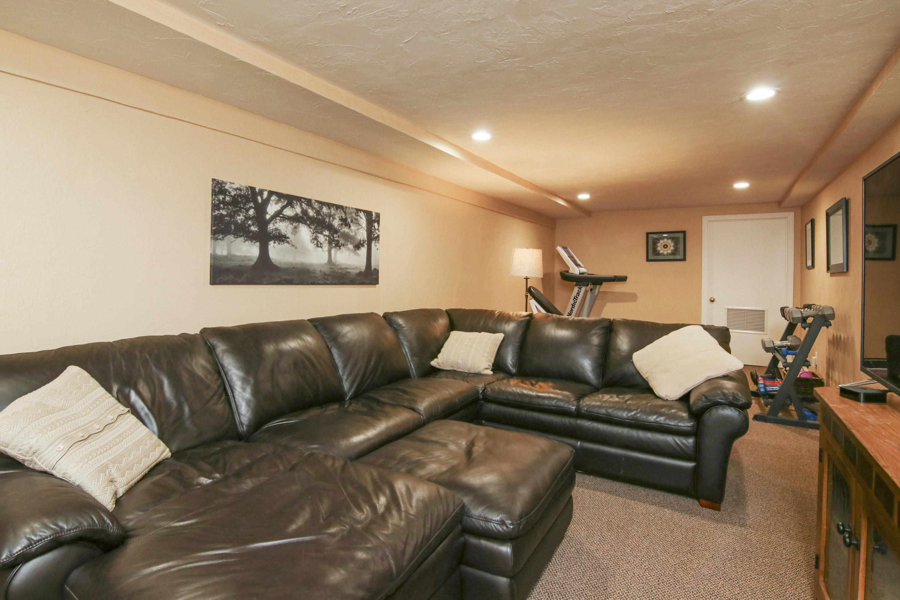 6 Hogan Drive Mashpee, MA 02649 - Photo 28 of 30 a living room with furniture
