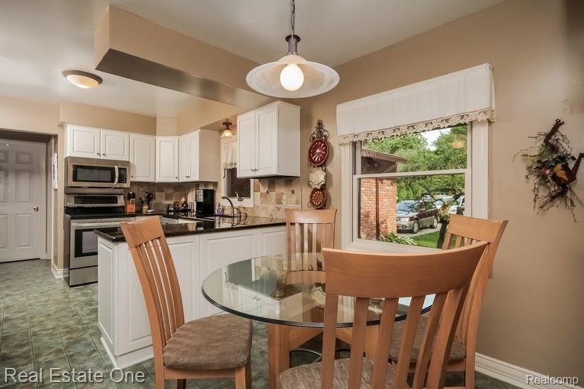 36245 West Lyman Road Farmington Hills, MI 48331 - Photo 7 of 38