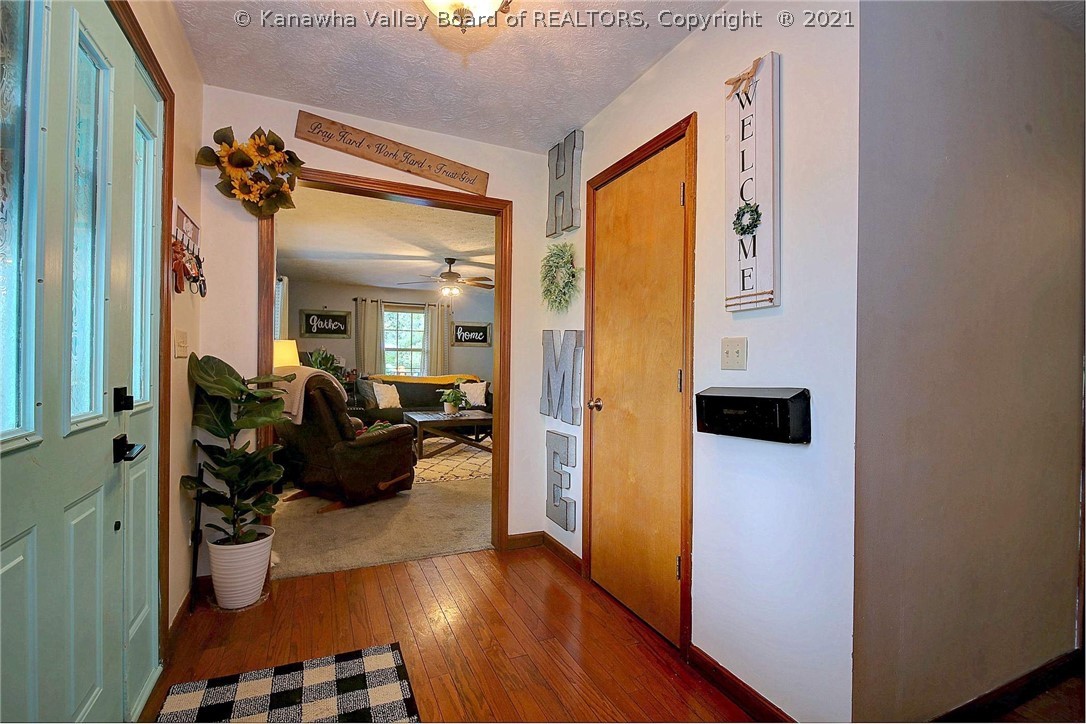 229 Rock Branch Road Poca, WV 25159 - Photo 6 of 50 Foyer