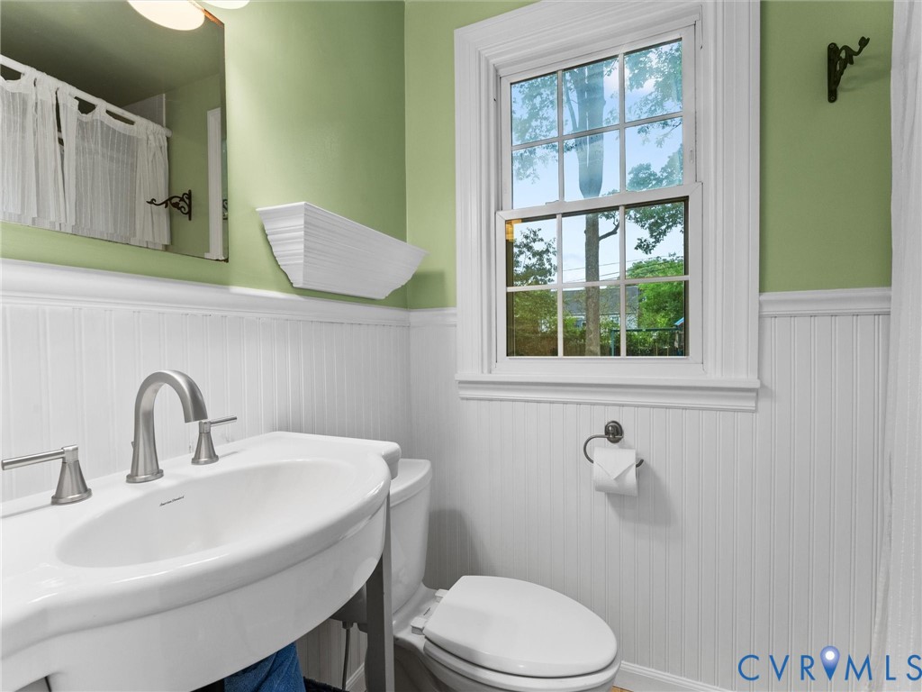 7505 Glebe Road Henrico, VA 23229 - Photo 30 of 42 2nd level full bath, tiled, shower, window