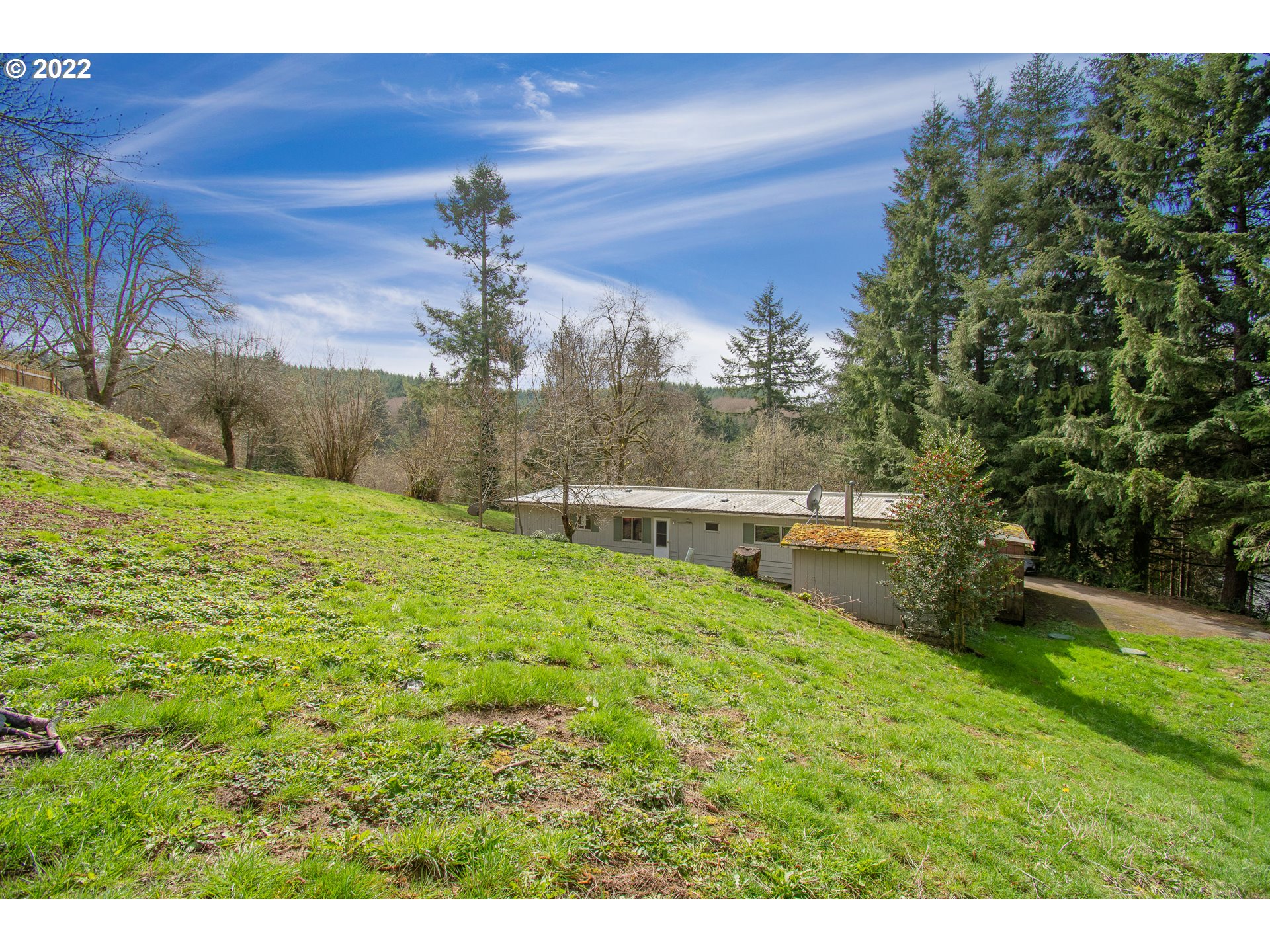 636 Ragland Road Longview, WA 98632 - Photo 28 of 30 a backyard of a house with table and chairs