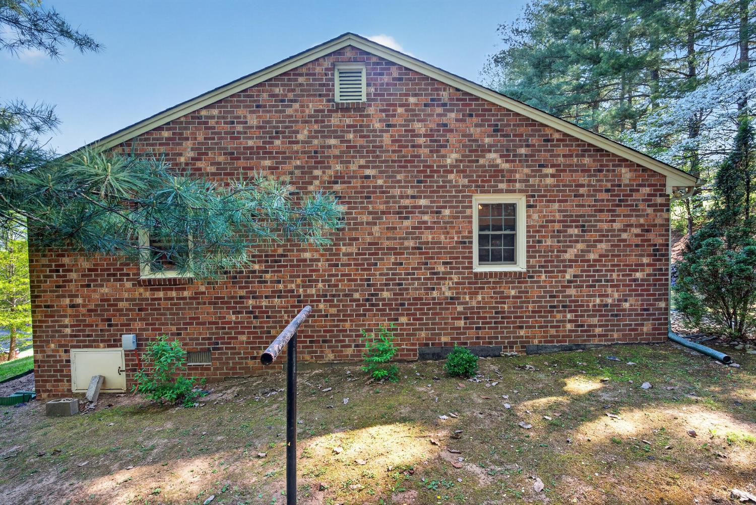 185 Clearview Circle Rustburg, VA 24588 - Photo 34 of 43 a backyard of a house with plants and large tree