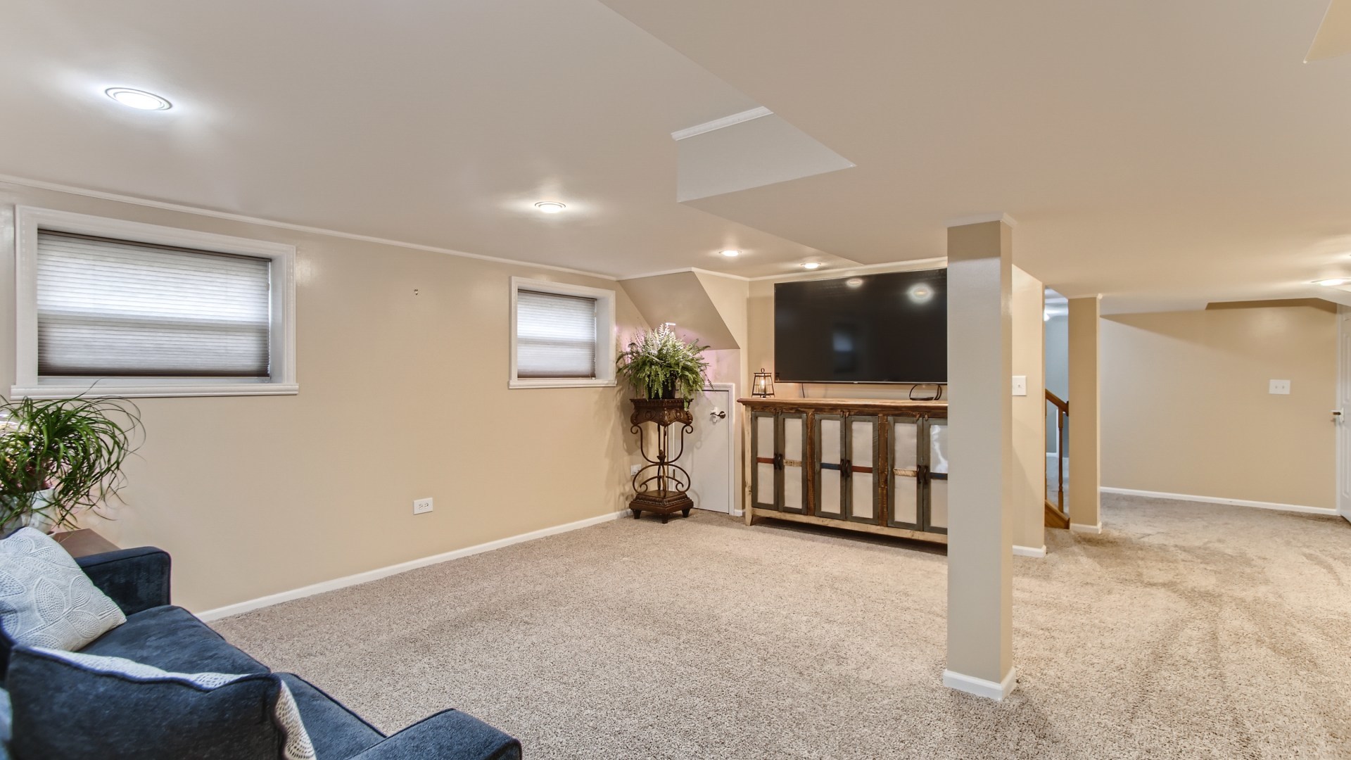 8739 West Sunset Road Niles, IL 60714 - Photo 10 of 14 a livingroom with furniture and window
