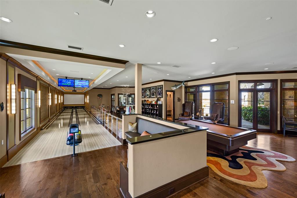 940 Dove Road Southlake, TX 76092 - Photo 20 of 34 a view of a room with gym equipment