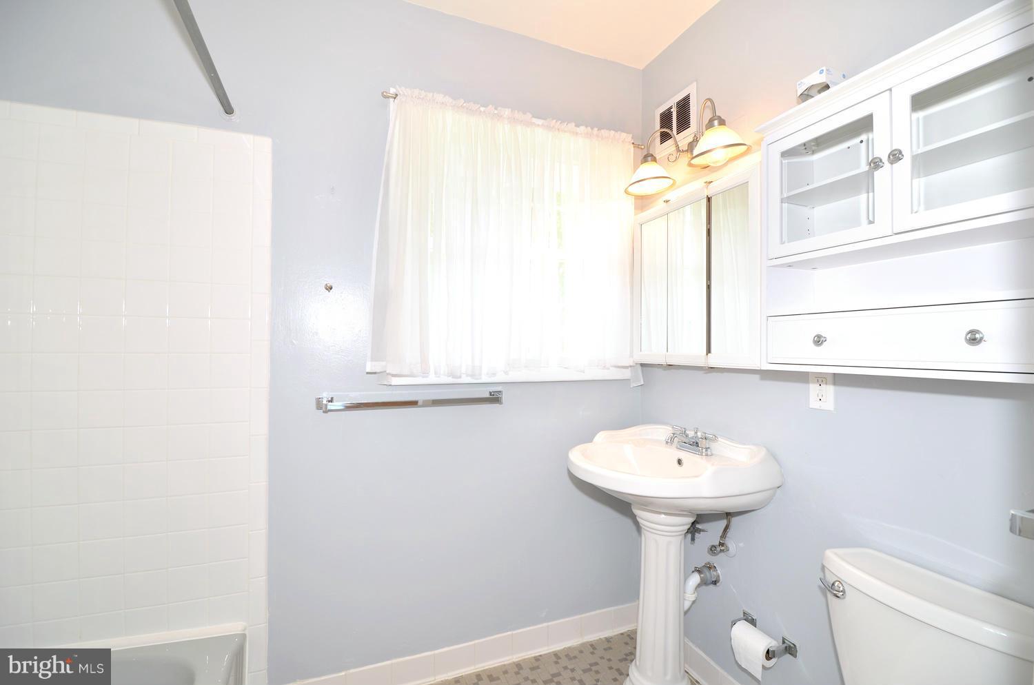 6507 Winnepeg Road Bethesda, MD 20817 - Photo 15 of 28 Bath (Master)