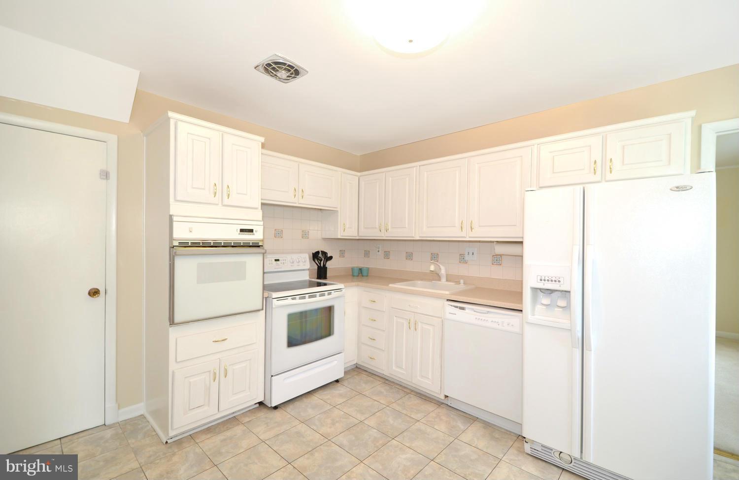 6507 Winnepeg Road Bethesda, MD 20817 - Photo 8 of 28 Kitchen