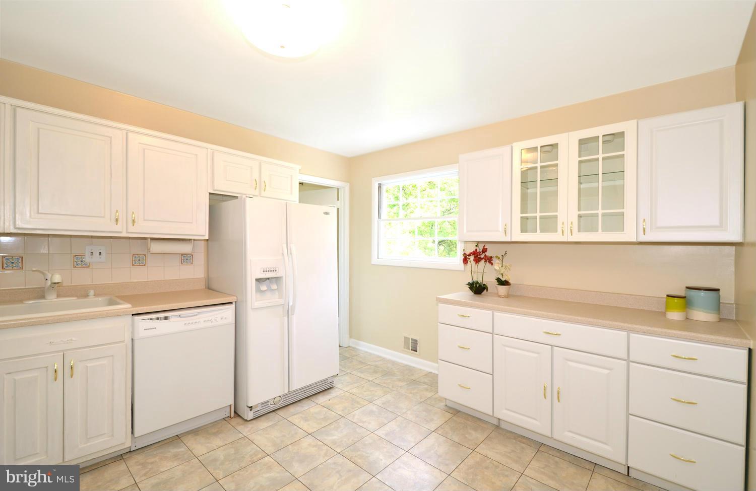 6507 Winnepeg Road Bethesda, MD 20817 - Photo 9 of 28 Kitchen