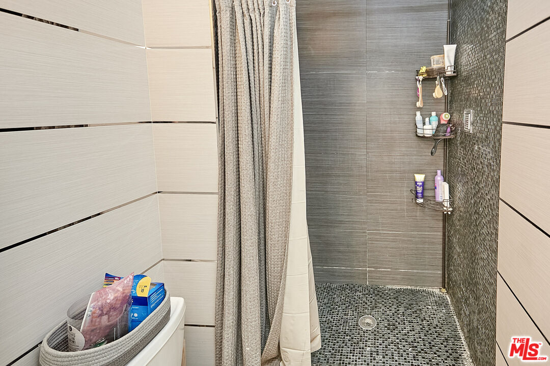 600 West 9th Street, Unit 805 Los Angeles, CA 90015 - Photo 11 of 28 a bathroom with a shower