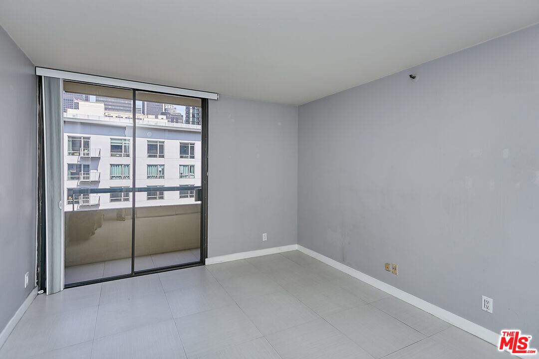 600 West 9th Street, Unit 805 Los Angeles, CA 90015 - Photo 12 of 28 an empty room with sliding glass door