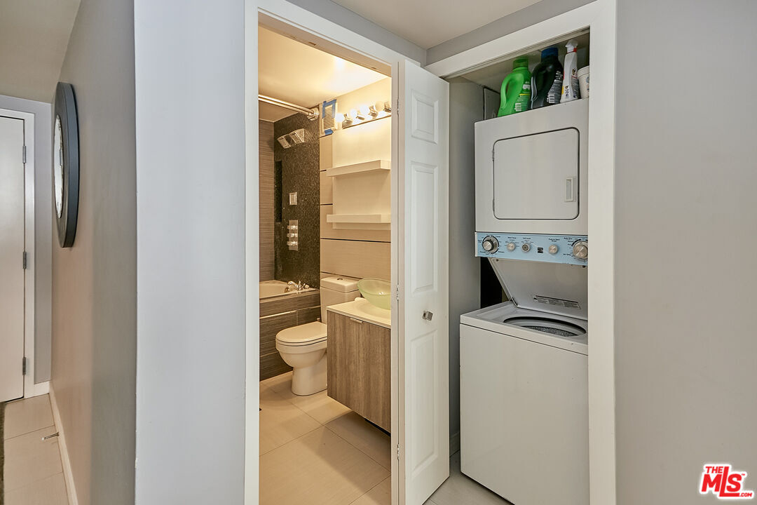 600 West 9th Street, Unit 805 Los Angeles, CA 90015 - Photo 14 of 28 a bathroom with a toilet sink and mirror
