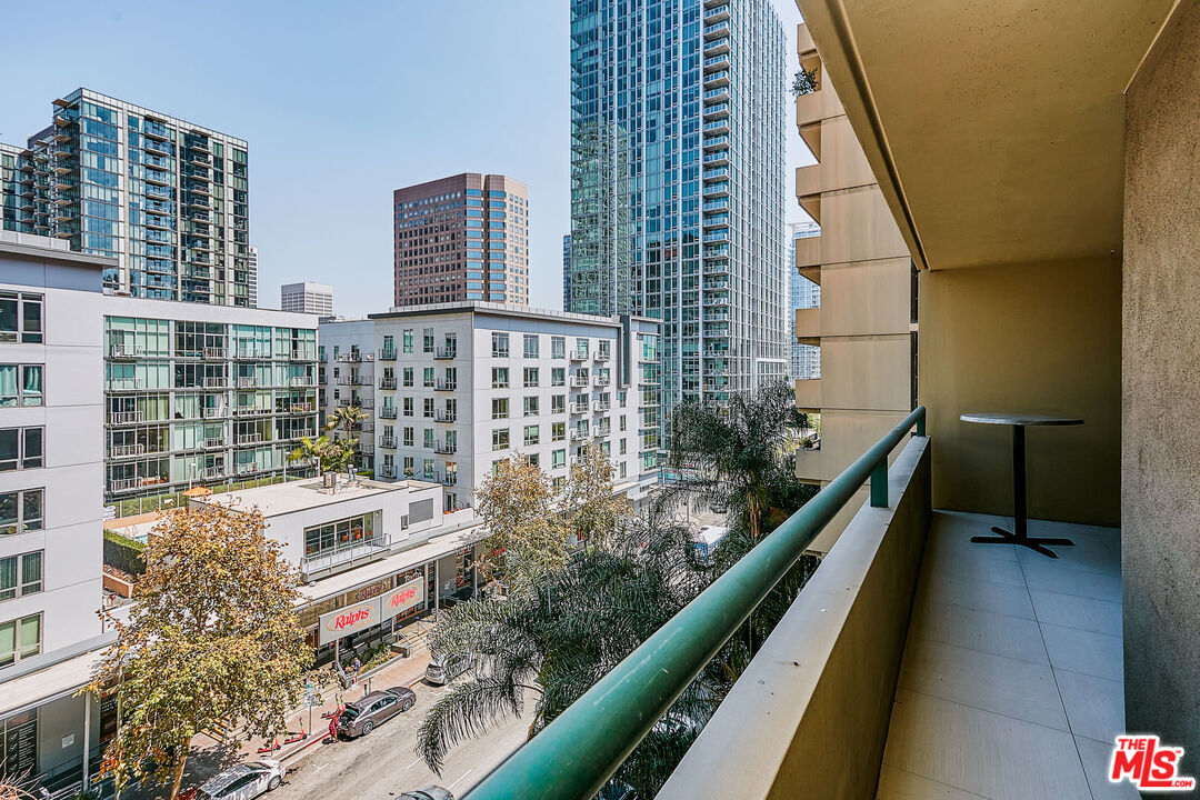 600 West 9th Street, Unit 805 Los Angeles, CA 90015 - Photo 15 of 28 a balcony with city view