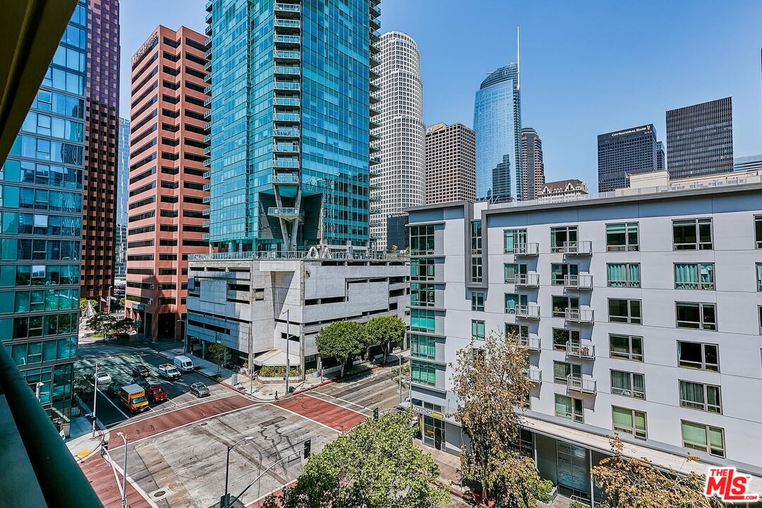 600 West 9th Street, Unit 805 Los Angeles, CA 90015 - Photo 17 of 28 front view of a building