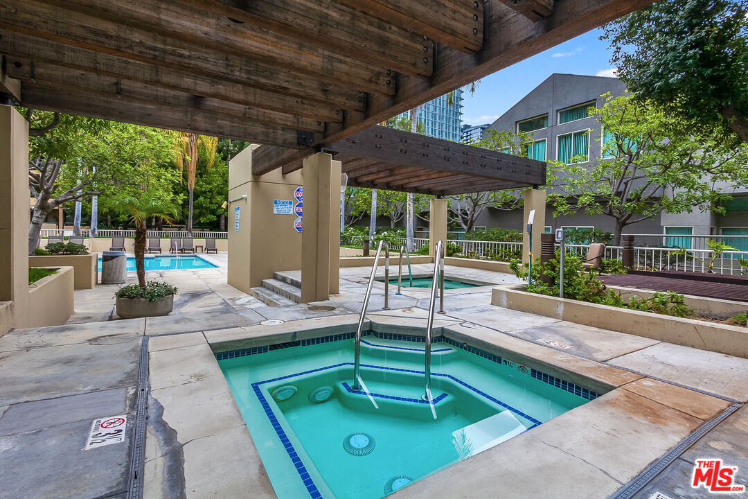 600 West 9th Street, Unit 805 Los Angeles, CA 90015 - Photo 18 of 28 a view of a backyard with a patio