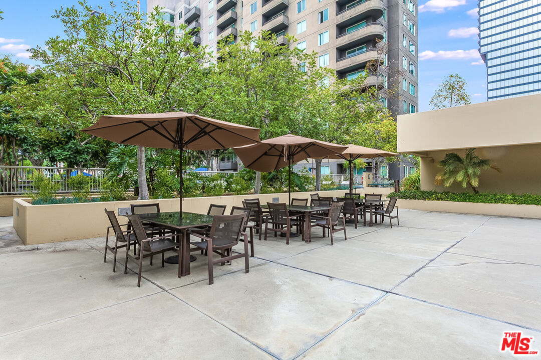 600 West 9th Street, Unit 805 Los Angeles, CA 90015 - Photo 20 of 28 a patio with a patio table and chairs