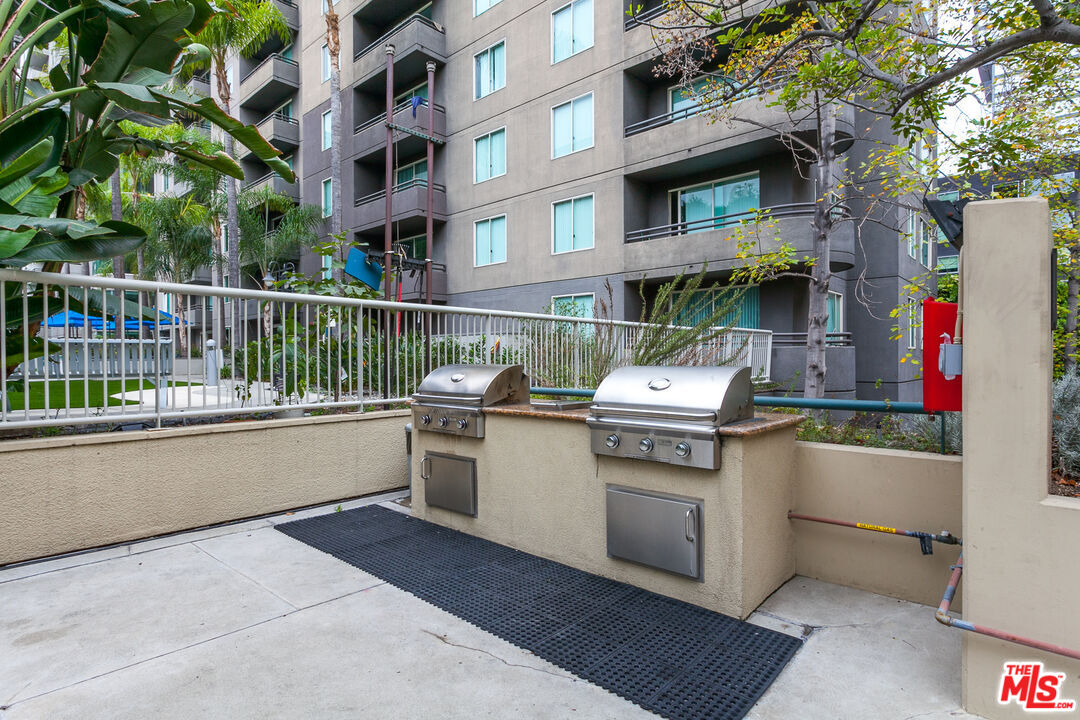 600 West 9th Street, Unit 805 Los Angeles, CA 90015 - Photo 21 of 28 a kitchen with a wooden floor and a sink