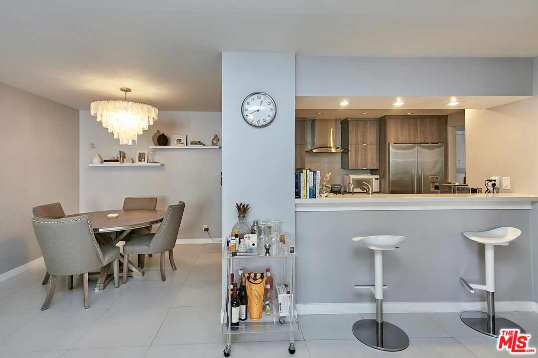 600 West 9th Street, Unit 805 Los Angeles, CA 90015 - Photo 4 of 28 a kitchen with a table and chairs in it