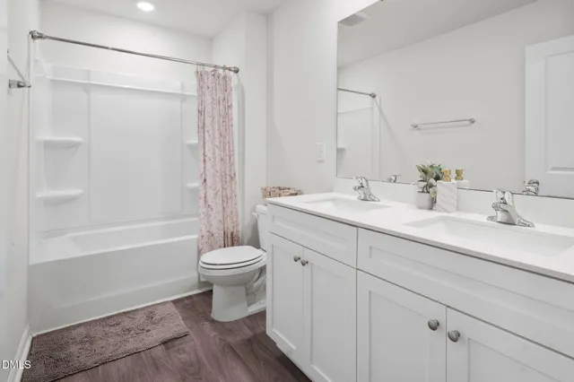 a view of a livingroom with furniture