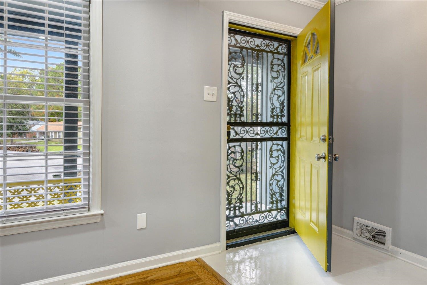 3076 Laurencekirk Road Memphis, TN 38128 - Photo 4 of 23 Entrance foyer featuring hardwood / wood-style flooring