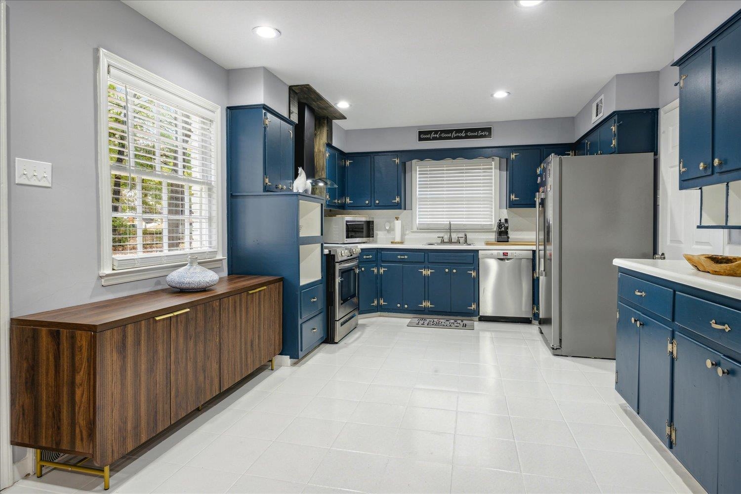 3076 Laurencekirk Road Memphis, TN 38128 - Photo 9 of 23 Kitchen with stainless steel appliances, sink, and blue cabinets