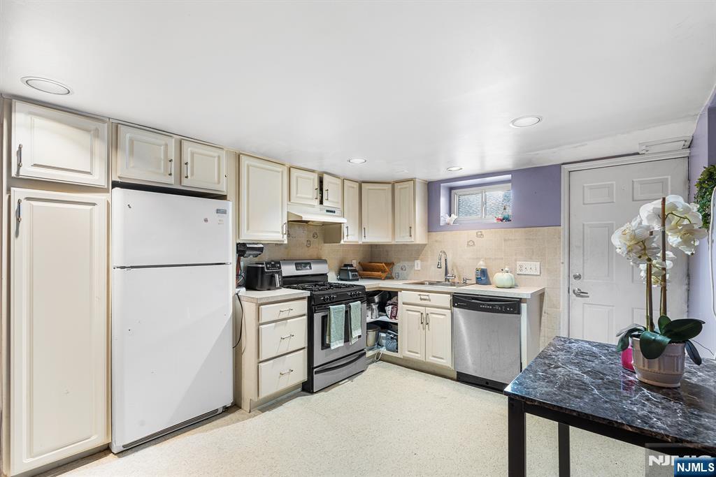 656 Devon Street Kearny, NJ 07032 - Photo 24 of 28