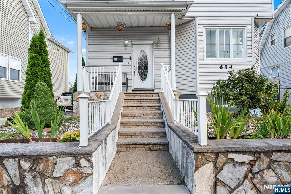 656 Devon Street Kearny, NJ 07032 - Photo 3 of 28