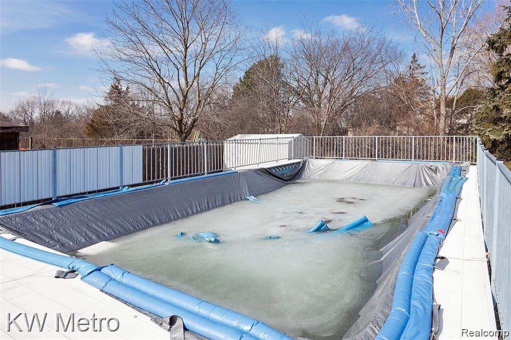 1047 Milverton Road Troy, MI 48083 - Photo 34 of 38 Pool