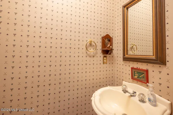 $715,000 | 617 South Wedgewood Road, Starkville, MS 39759